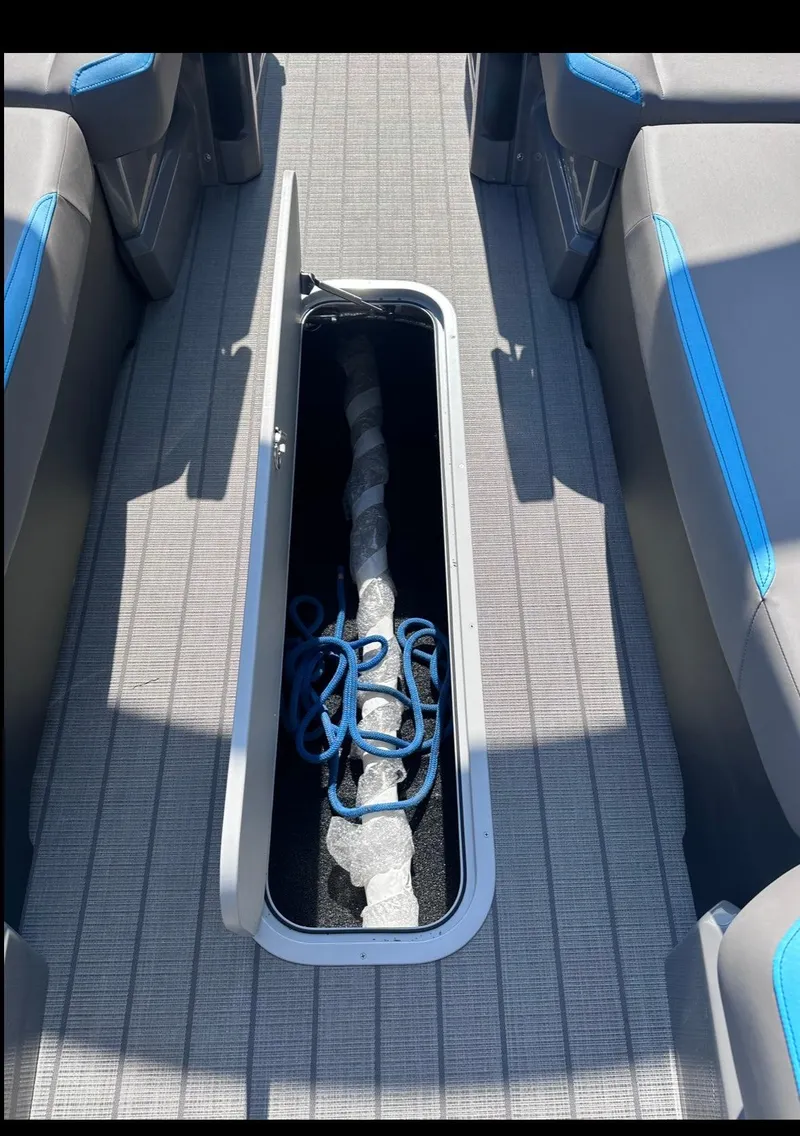 Slide: The Image of Avalon Excalibur Twin Quad Lounger Windshield 2025 - 10