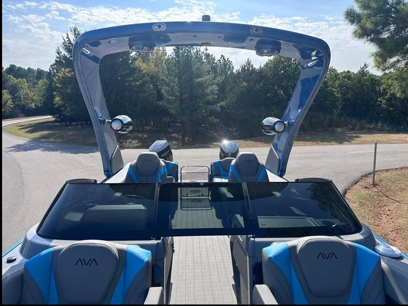 Slide: The Image of Avalon Excalibur Twin Quad Lounger Windshield 2025 - 11