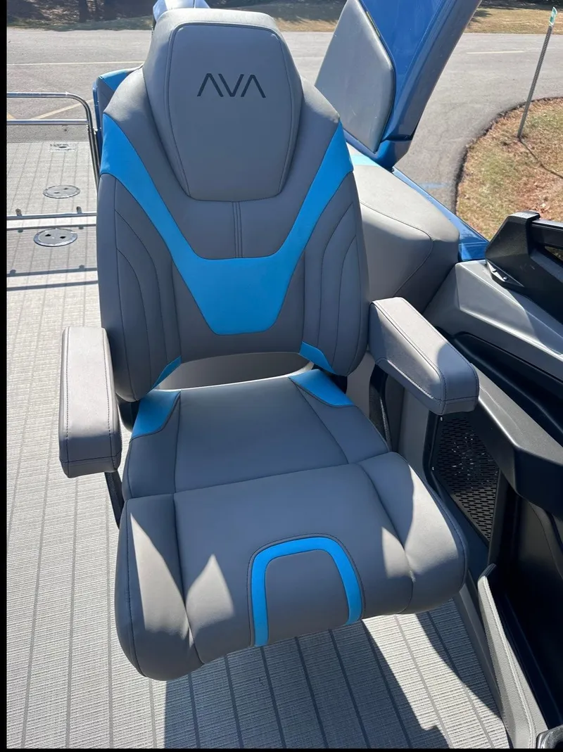 Slide: The Image of Avalon Excalibur Twin Quad Lounger Windshield 2025 - 12