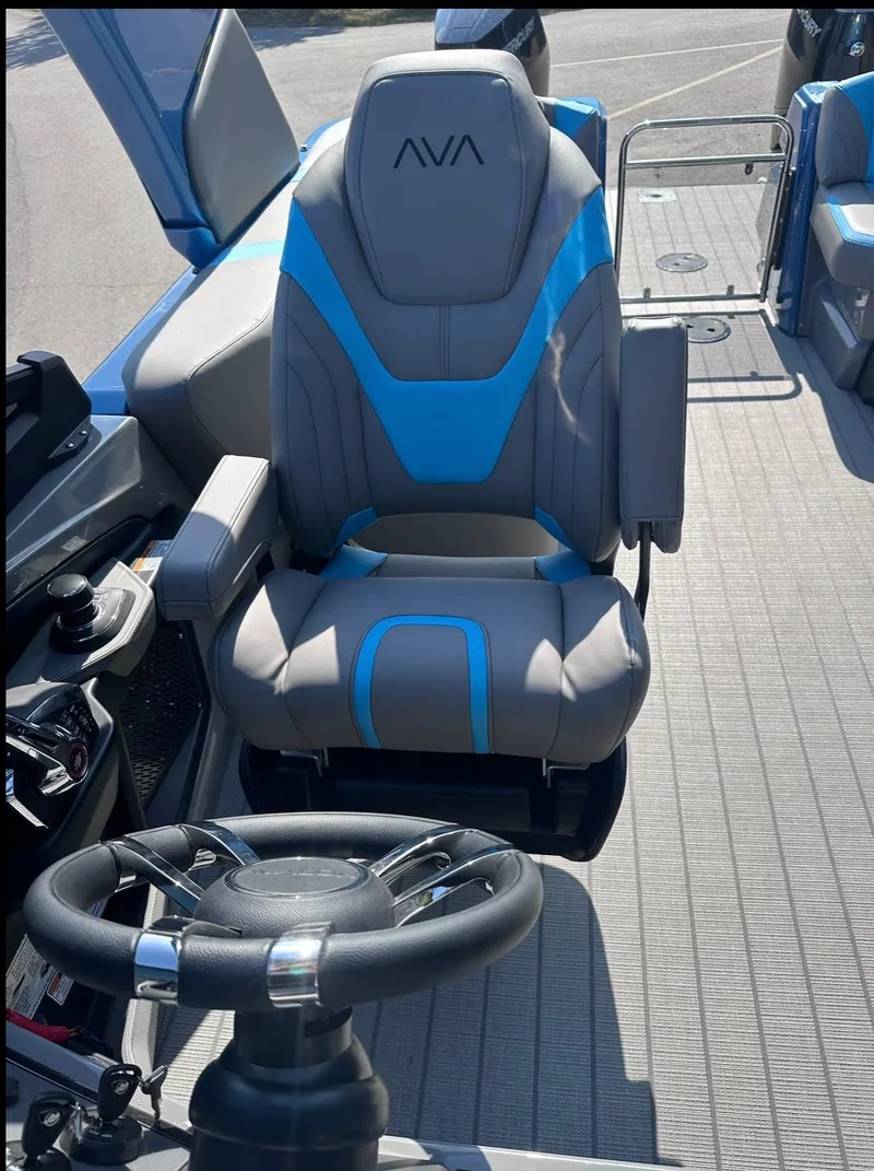 Slide: The Image of Avalon Excalibur Twin Quad Lounger Windshield 2025 - 13