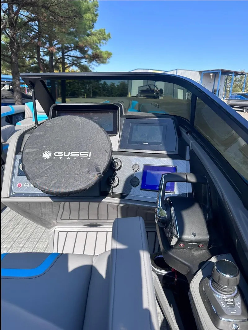 Slide: The Image of Avalon Excalibur Twin Quad Lounger Windshield 2025 - 14