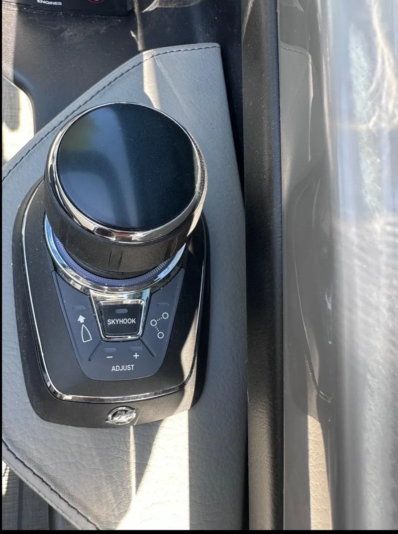 Slide: The Image of Avalon Excalibur Twin Quad Lounger Windshield 2025 - 15