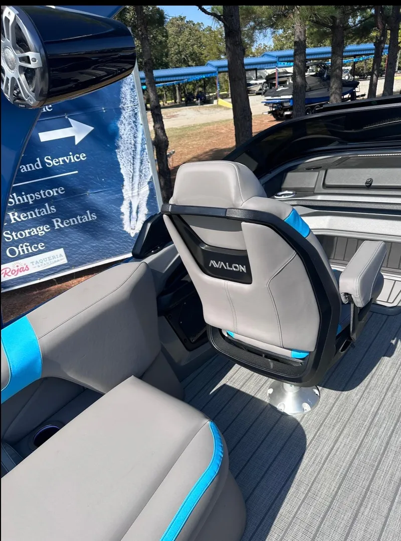 Slide: The Image of Avalon Excalibur Twin Quad Lounger Windshield 2025 - 16