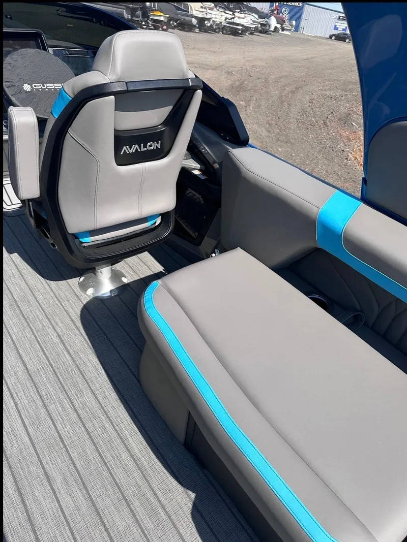 Slide: The Image of Avalon Excalibur Twin Quad Lounger Windshield 2025 - 17