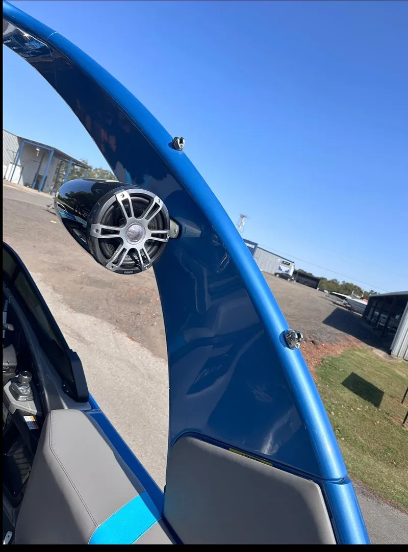 Slide: The Image of Avalon Excalibur Twin Quad Lounger Windshield 2025 - 18