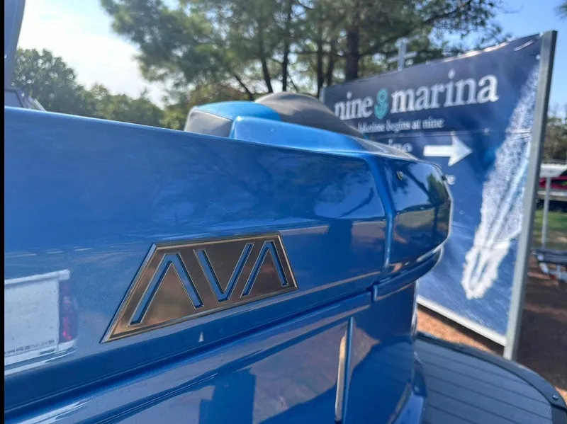 Slide: The Image of Avalon Excalibur Twin Quad Lounger Windshield 2025 - 19