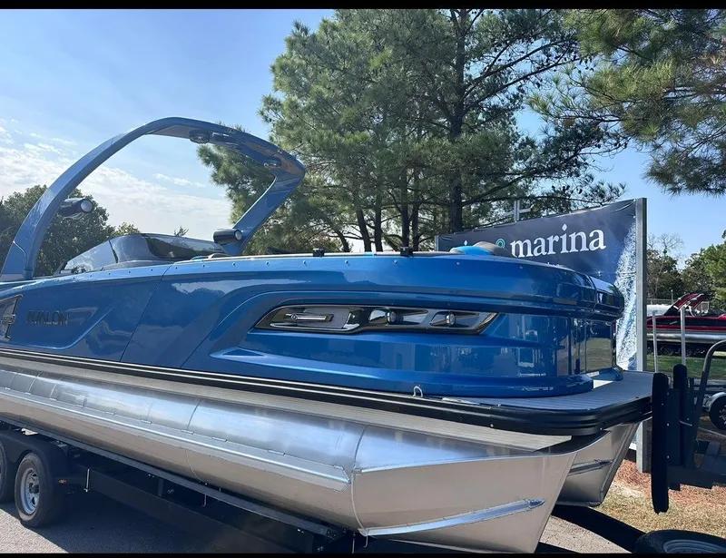 Slide: The Image of Avalon Excalibur Twin Quad Lounger Windshield 2025 - 20