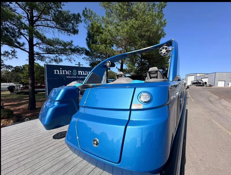 Slide: The Image of Avalon Excalibur Twin Quad Lounger Windshield 2025 - 21