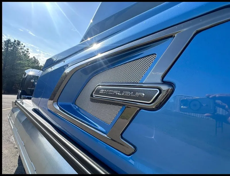 Slide: The Image of Avalon Excalibur Twin Quad Lounger Windshield 2025 - 22