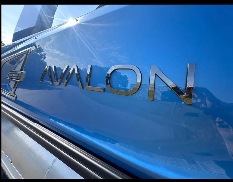 Slide: The Image of Avalon Excalibur Twin Quad Lounger Windshield 2025 - 23