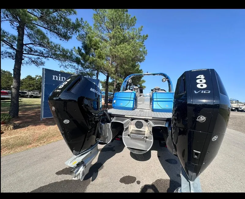 Slide: The Image of Avalon Excalibur Twin Quad Lounger Windshield 2025 - 24