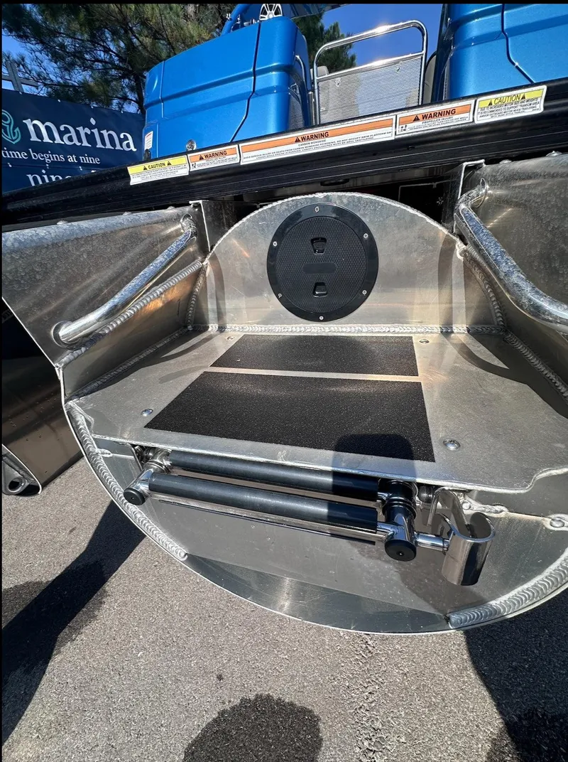 Slide: The Image of Avalon Excalibur Twin Quad Lounger Windshield 2025 - 25