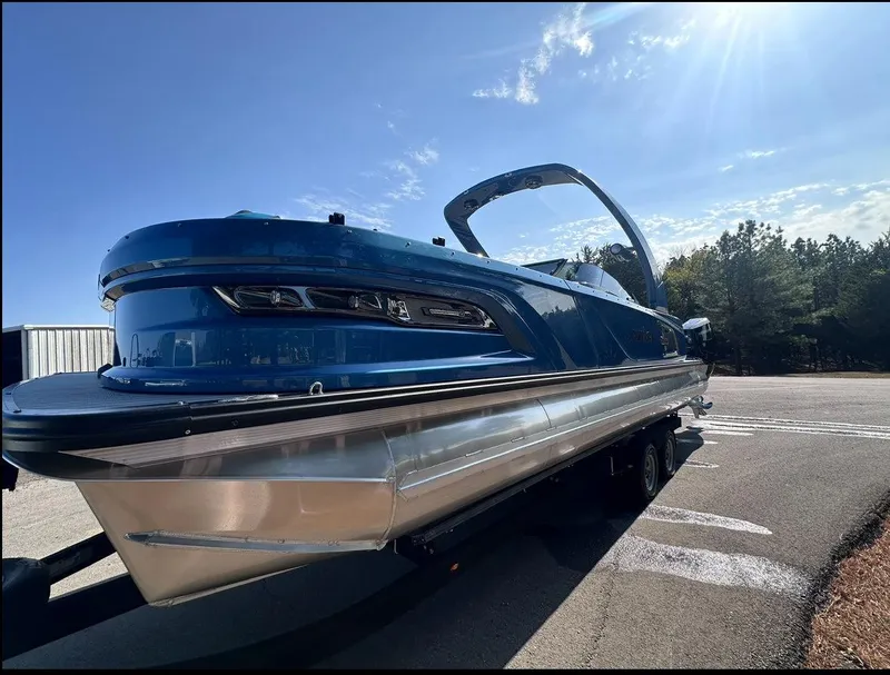 Slide: The Image of Avalon Excalibur Twin Quad Lounger Windshield 2025 - 28