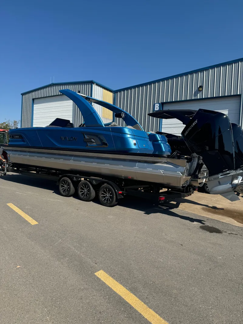 Slide: The Image of Avalon Excalibur Twin Quad Lounger Windshield 2025 - 3