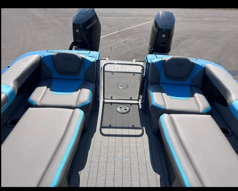 Slide: The Image of Avalon Excalibur Twin Quad Lounger Windshield 2025 - 6
