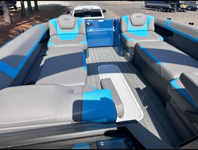 Slide: The Image of Avalon Excalibur Twin Quad Lounger Windshield 2025 - 7