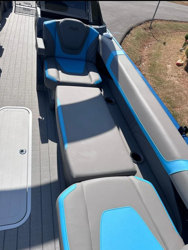 Slide: The Image of Avalon Excalibur Twin Quad Lounger Windshield 2025 - 8