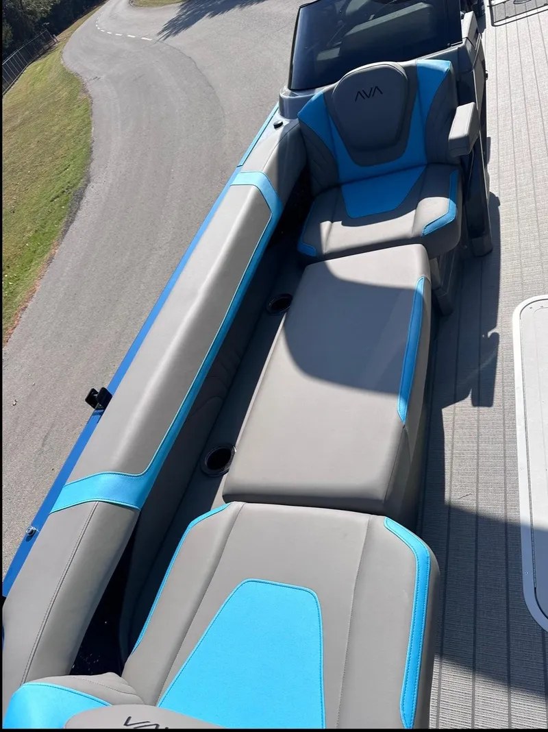 Slide: The Image of Avalon Excalibur Twin Quad Lounger Windshield 2025 - 9