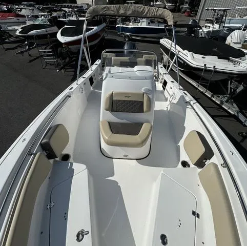 Slide: The Image of Tidewater 198 CC Adventure 2021 - 4