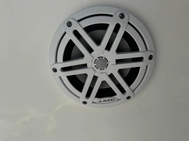 Slide: The Image of Tidewater 198 CC Adventure 2021 - 8