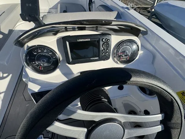 Slide: The Image of Hurricane SunDeck Sport 205 OB 2024 - 10