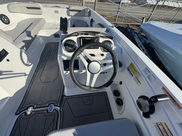 Slide: The Image of Hurricane SunDeck Sport 205 OB 2024 - 11