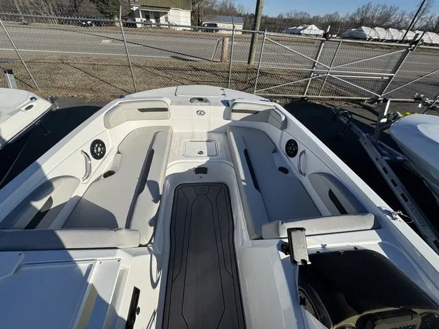 Slide: The Image of Hurricane SunDeck Sport 205 OB 2024 - 12