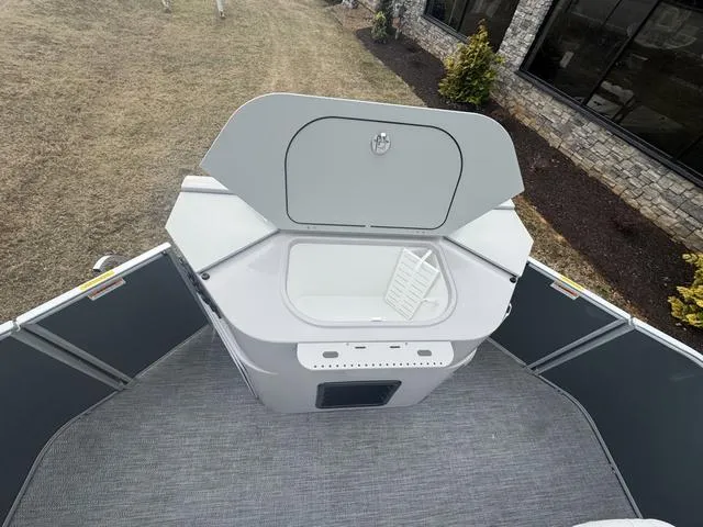 Slide: The Image of Godfrey SW2286 FS Tritoon 2025 - 20