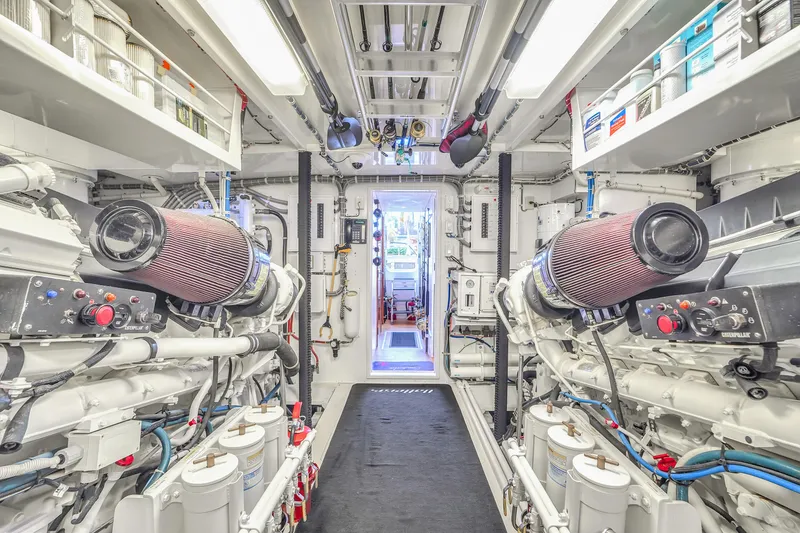 Slide: The Image of Hatteras 80 Motor Yacht 2007 - 100