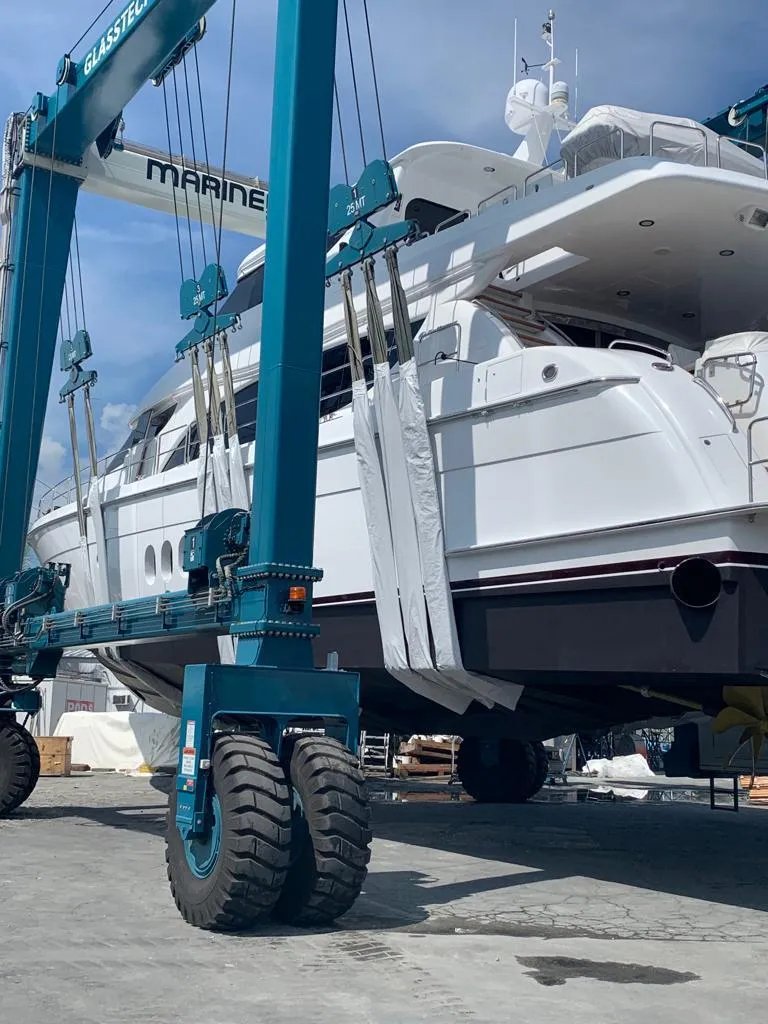 Slide: The Image of Hatteras 80 Motor Yacht 2007 - 101