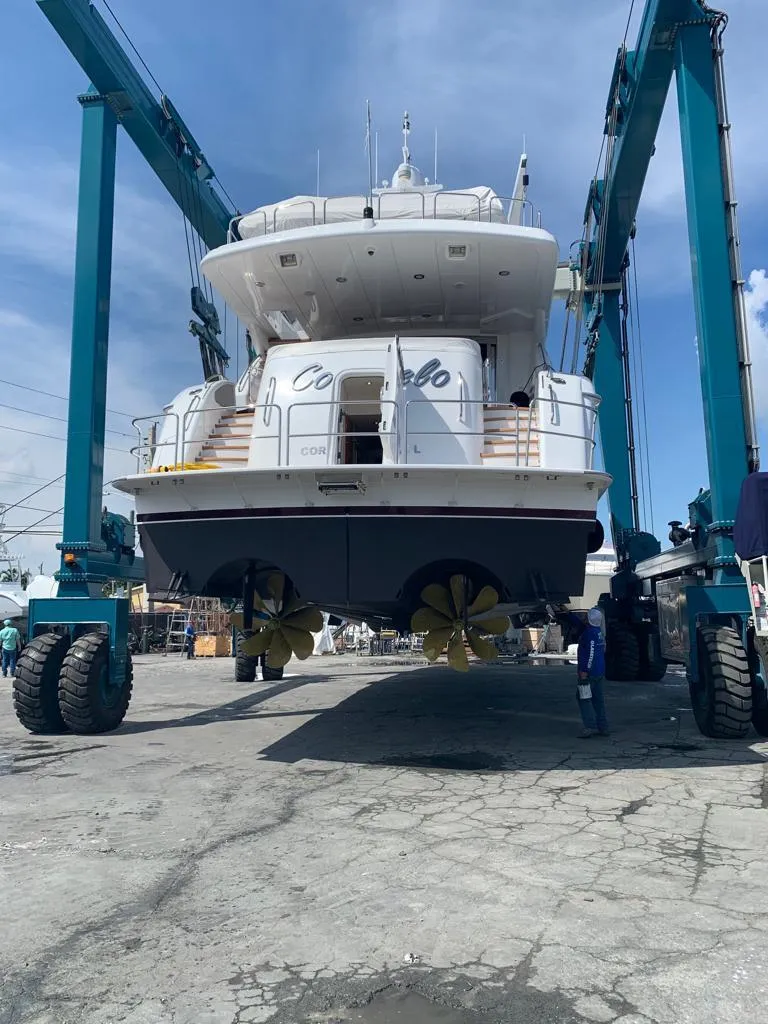 Slide: The Image of Hatteras 80 Motor Yacht 2007 - 104