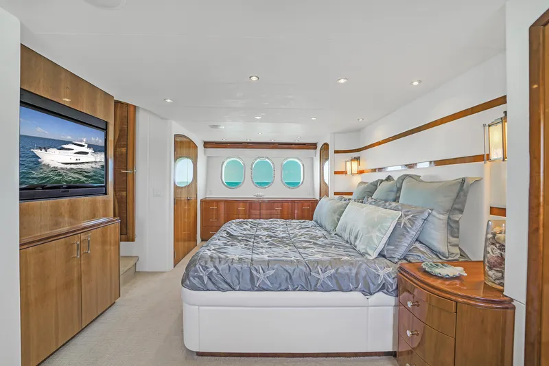 Slide: The Image of Hatteras 80 Motor Yacht 2007 - 54