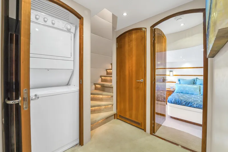 Slide: The Image of Hatteras 80 Motor Yacht 2007 - 70