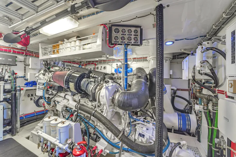 Slide: The Image of Hatteras 80 Motor Yacht 2007 - 98