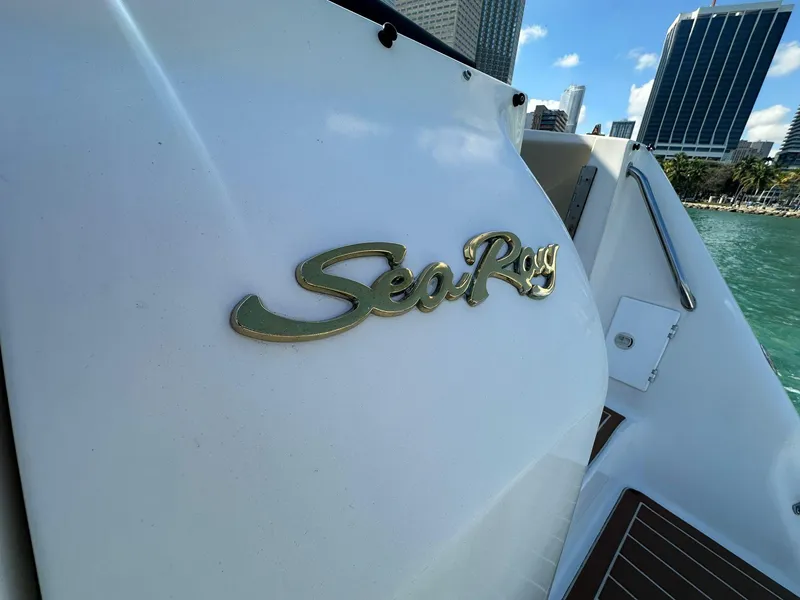 Slide: The Image of Sea Ray 500 Sundancer 1998 yacht with city skyline in background. - 8