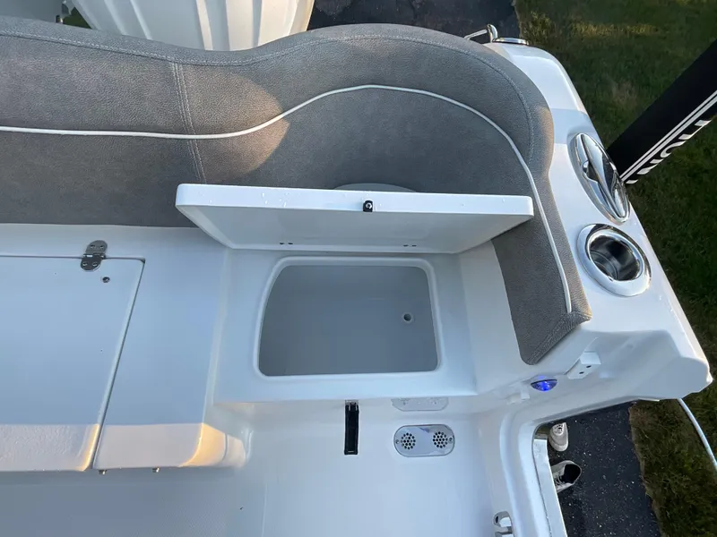 Slide: The Image of 2024 Sea Hunt Ultra 265 SE boat seating with storage compartment and cup holders. - 20