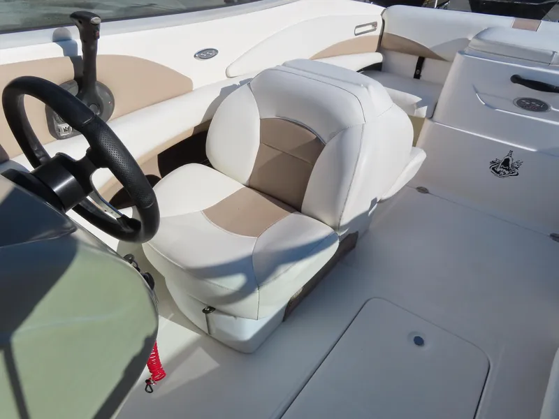 Slide: The Image of 2004 Chaparral 190 SSi boat interior with beige and white seating. - 16
