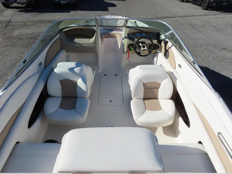 Slide: The Image of 2004 Chaparral 190 SSi boat interior with white and beige seating. - 7