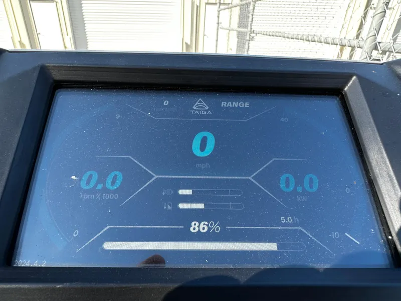 Slide: The Image of Orca Carbon 2022 dashboard display showing speed, RPM, and battery level at 86%. - 7