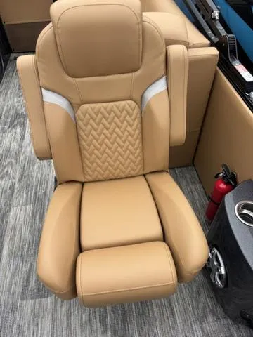 Slide: The Image of Crest Caribbean 230 SLC 3 Toon 2025 - 10