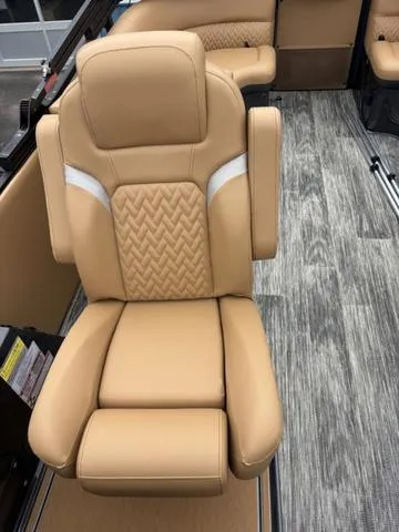 Slide: The Image of Crest Caribbean 230 SLC 3 Toon 2025 - 11