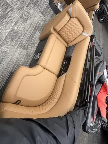 Slide: The Image of Crest Caribbean 230 SLC 3 Toon 2025 - 12