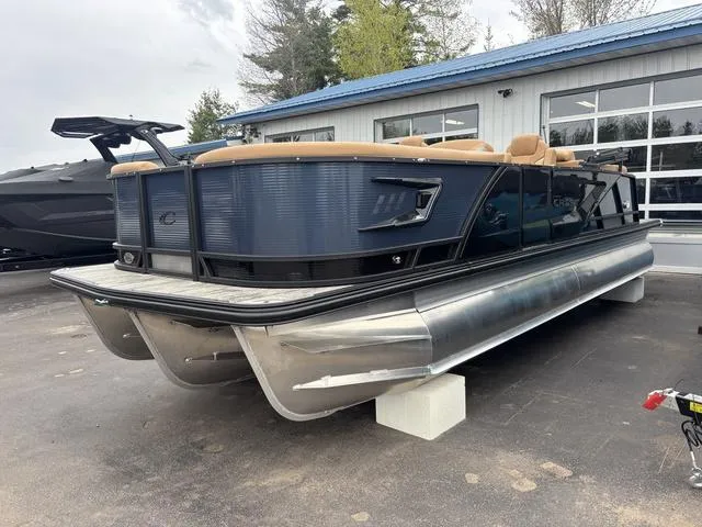 Slide: The Image of Crest Caribbean 230 SLC 3 Toon 2025 - 3