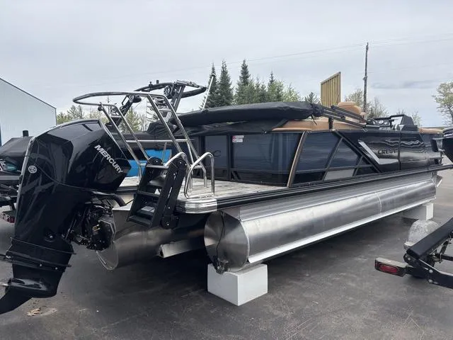 Slide: The Image of Crest Caribbean 230 SLC 3 Toon 2025 - 4