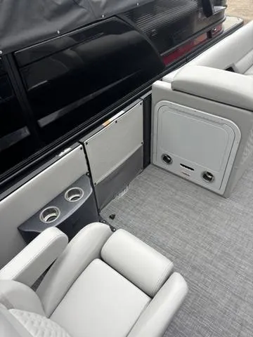 Slide: The Image of Crest Caribbean 250 SLC 3 Toon 2025 - 10