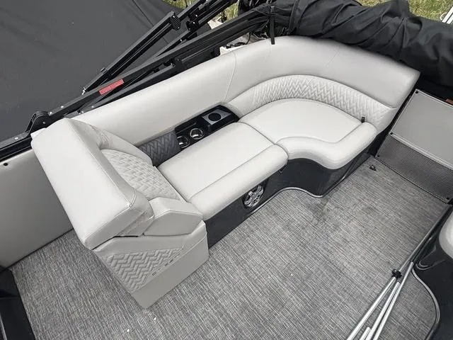 Slide: The Image of Crest Caribbean 250 SLC 3 Toon 2025 - 12