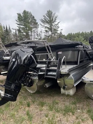 Slide: The Image of Crest Caribbean 250 SLC 3 Toon 2025 - 15