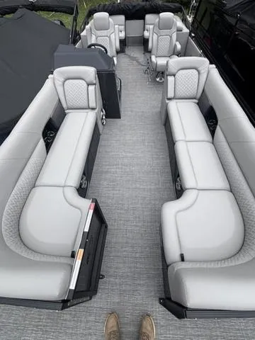 Slide: The Image of Crest Caribbean 250 SLC 3 Toon 2025 - 4