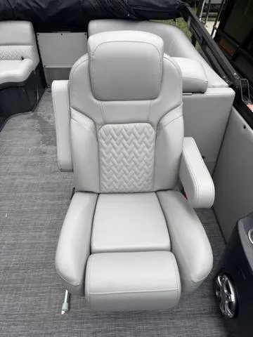 Slide: The Image of Crest Caribbean 250 SLC 3 Toon 2025 - 7