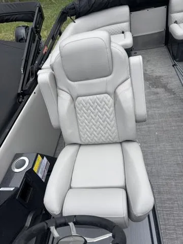 Slide: The Image of Crest Caribbean 250 SLC 3 Toon 2025 - 8